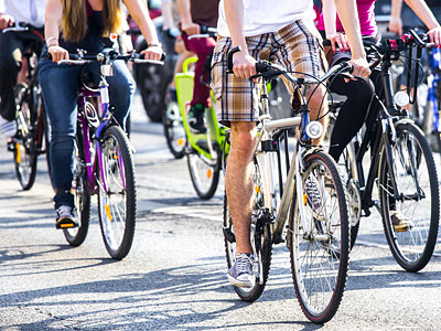 Gruppentraining von Radfahrern auf einer Straße.